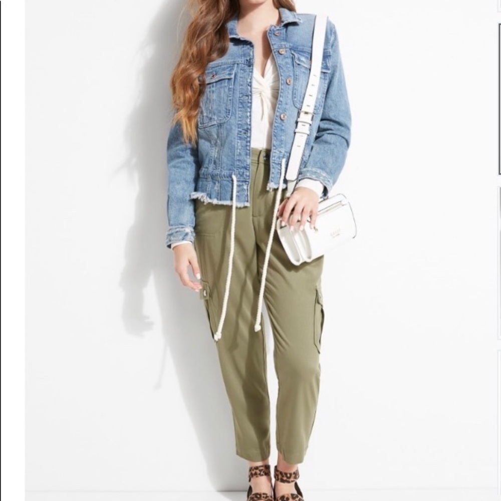 𝅺guess Huxlee cropped cargo pants. SZ S. Army sage.